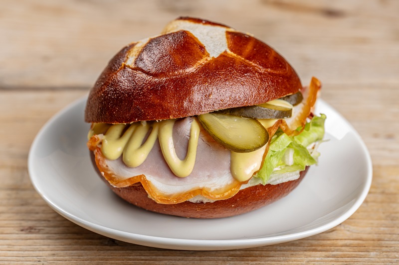 Laugenbrötchen mit Krustenbraten