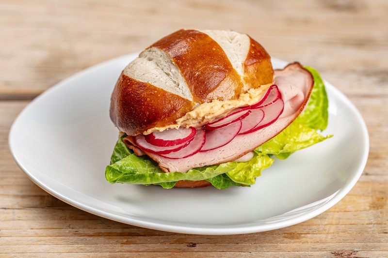 Fingerfood-Spieß: Lauge Mini Burger Leberkäse